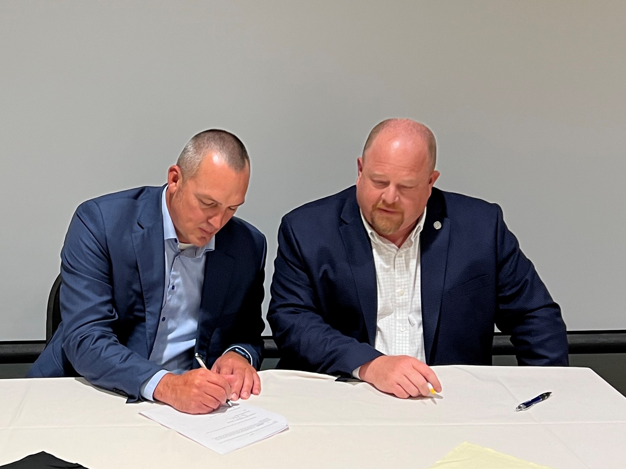 SCCC President Brad Bennett (left) and GCCC President Ryan Ruda sign the MOU that will bring Seward's CDL program to the Garden City area.